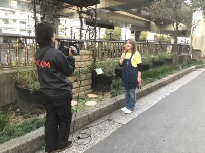 J-comの撮影をする河岸通り会会員 横浜市中区元町にある元町河岸通り会