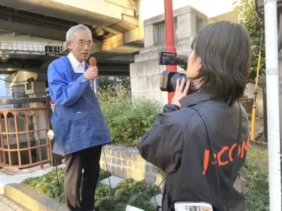 J-comの撮影をする河岸通り会会長 横浜市中区元町にある元町河岸通り会