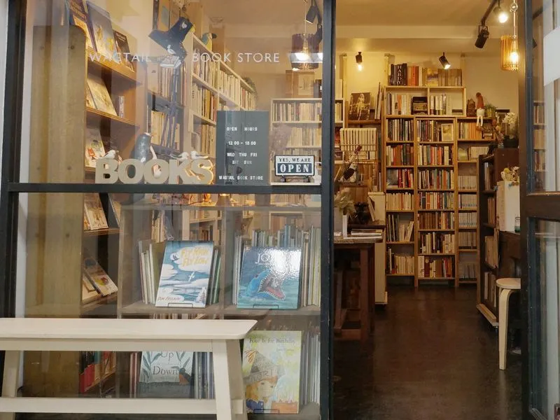 古本屋WAGTAIL BOOKSTORE (ワグテイル　ブックストア)店舗入口 横浜元町河岸通り会のお店