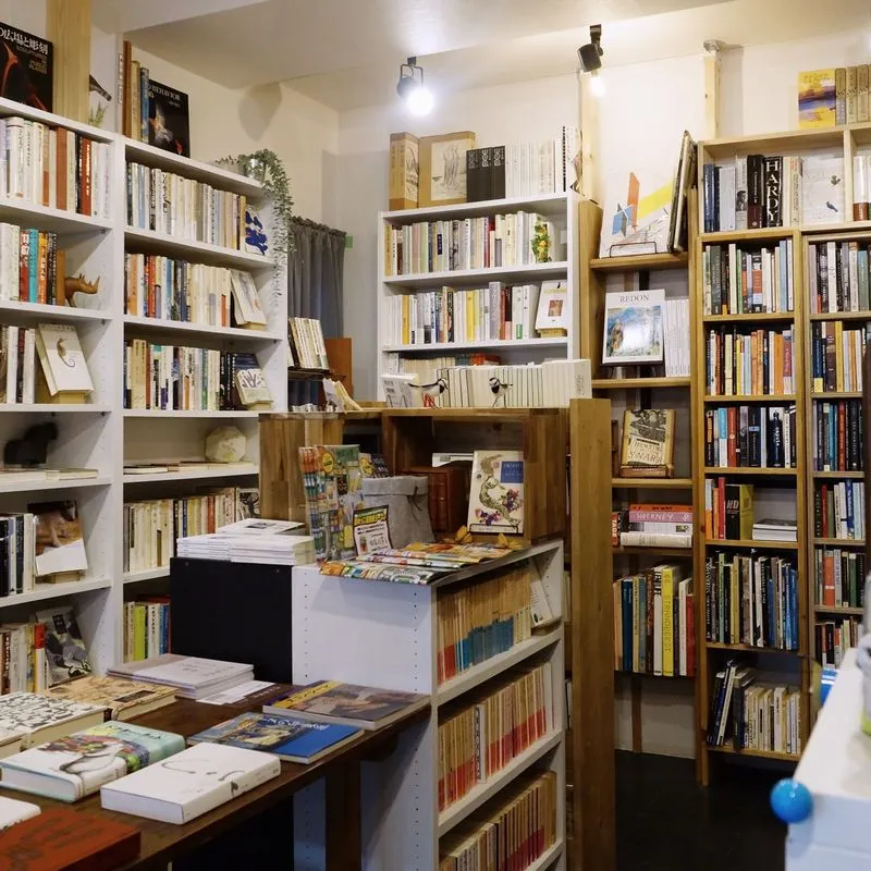 古本屋WAGTAIL BOOKSTORE (ワグテイル　ブックストア)店内の様子 横浜元町河岸通り会のお店