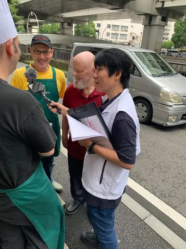 横浜元町河岸通り会にマリンFMの収録がきました。
インタビュアーの小野さんとドイツ家庭料理のキャプテンロルフさん
