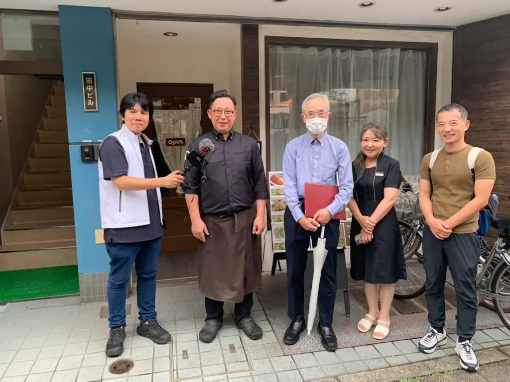 横浜元町河岸通り会にマリンFMの収録がきました。 インタビュアーの小野さんと洋食堂ジャグカフェの橋本さん、元町河岸通り会会長高橋書店の鈴木さん、BeautyProの寺田さん、カイロプラクティックCuraの榎本さん