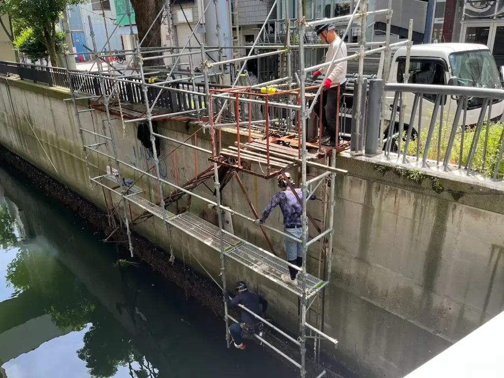 横浜元町河岸通りの堀川沿い護岸の落書きけし作業風景4