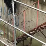 横浜元町河岸通りの堀川沿い護岸の落書きけし作業風景1