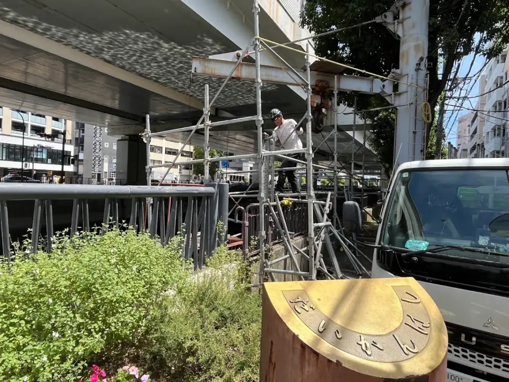 横浜元町河岸通りの堀川沿い護岸の落書きけし作業風景2