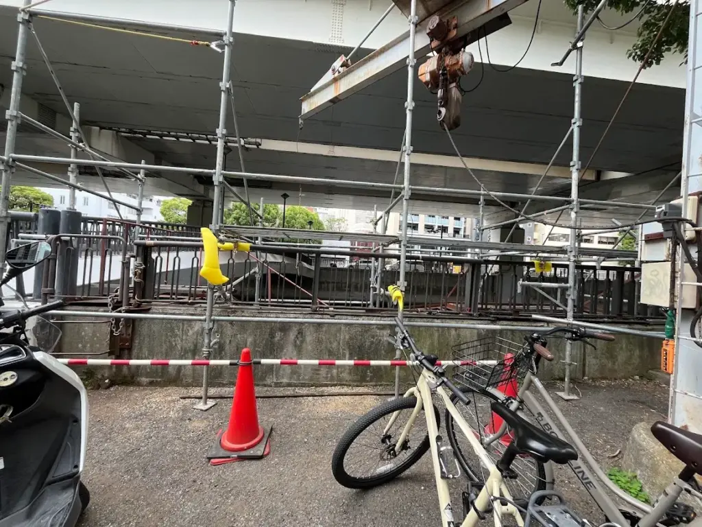 横浜元町河岸通りの堀川沿い護岸の落書きけし作業風景3