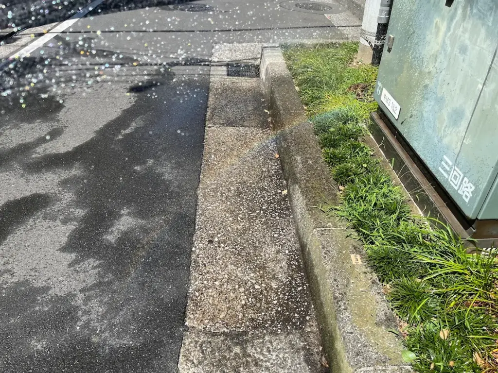 横浜 元町河岸通り 虹 水まき 打ち水