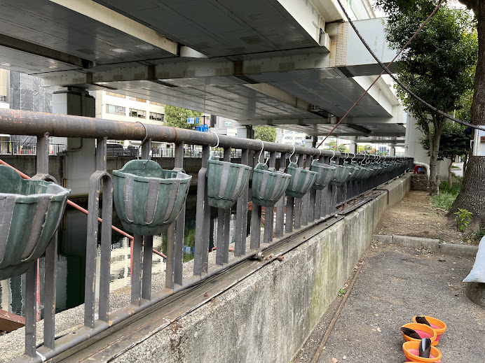 横浜　元町　元町河岸通り　ハンギングバスケット