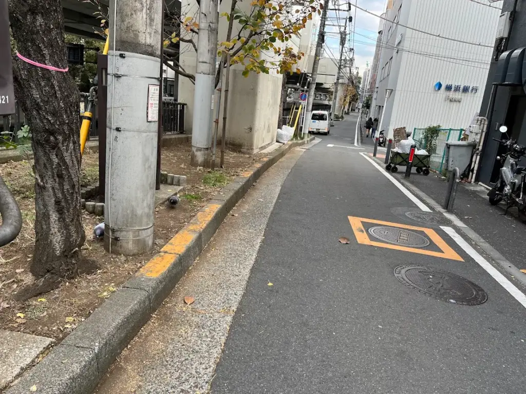 横浜 元町 元町河岸通り
落ち葉