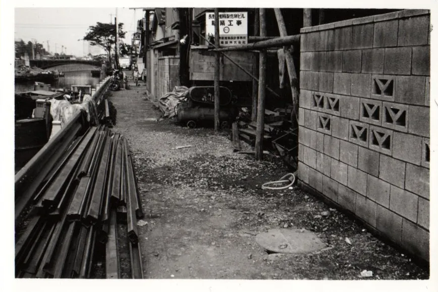 元町の水辺の顔河岸通り 河辺に咲く花々、歴史を刻む風景、日々の暮らしが交わる元町の水辺 横浜元町の商店街 元町河岸通り会