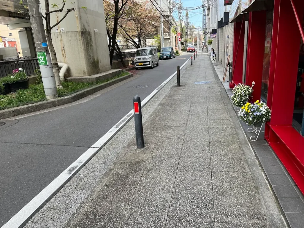 元町の水辺の顔河岸通り 河辺に咲く花々、歴史を刻む風景、日々の暮らしが交わる元町の水辺 横浜元町の商店街 元町河岸通り会