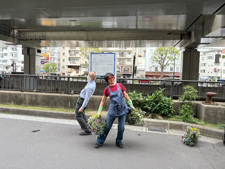 ハンキングバスケット植え替えイベント 横浜元町の商店街 元町河岸通り会
