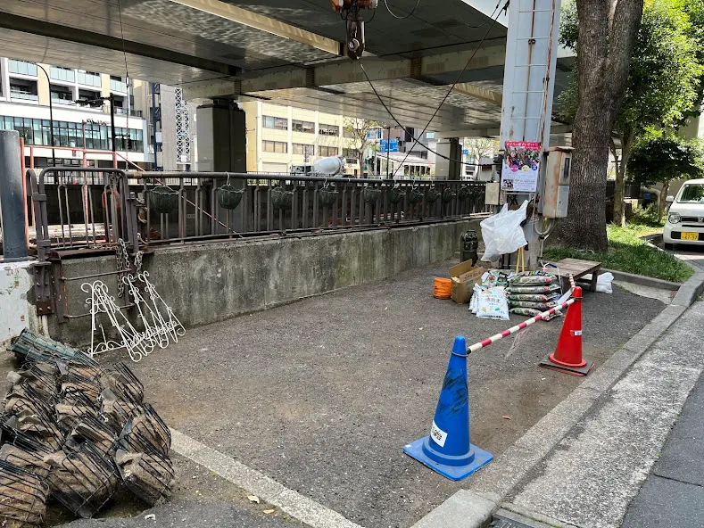ハンキングバスケット植え替えイベント 横浜元町の商店街 元町河岸通り会
