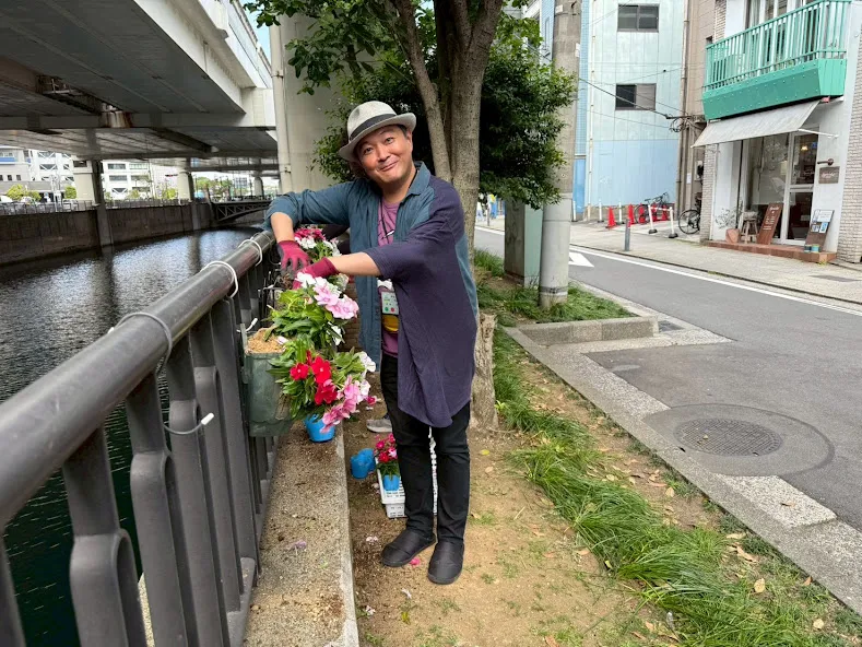 ハンキングバスケット植え替えイベント 横浜元町の商店街 元町河岸通り会