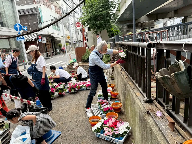 ハンキングバスケット植え替えイベント 横浜元町の商店街 元町河岸通り会