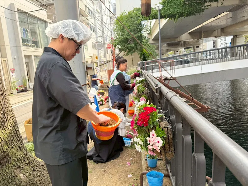 ハンキングバスケット植え替えイベント 横浜元町の商店街 元町河岸通り会