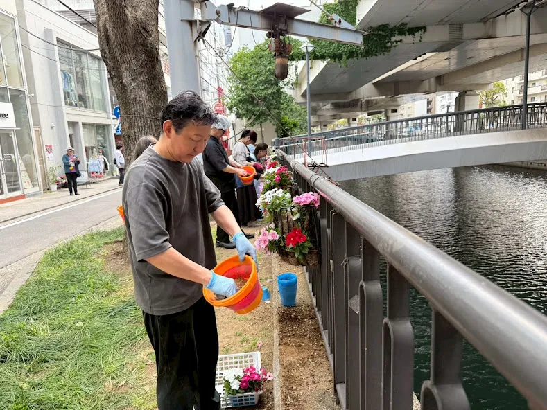 ハンキングバスケット植え替えイベント 横浜元町の商店街 元町河岸通り会