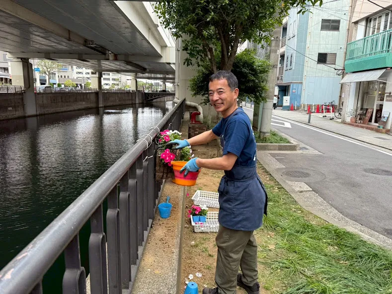 ハンキングバスケット植え替えイベント 横浜元町の商店街 元町河岸通り会