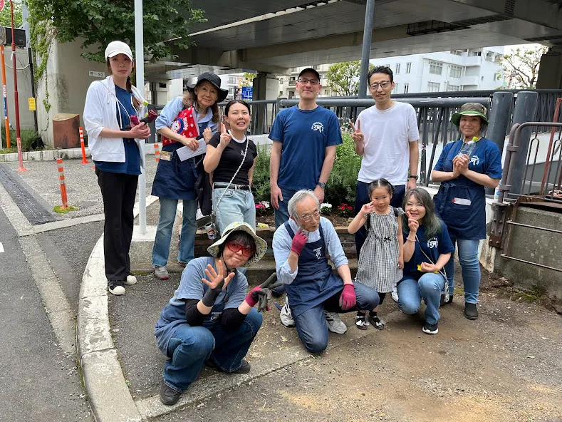 ハンキングバスケット植え替えイベント 横浜元町の商店街 元町河岸通り会