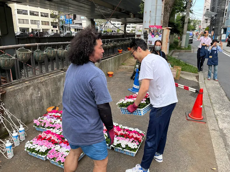 ハンキングバスケット植え替えイベント 横浜元町の商店街 元町河岸通り会