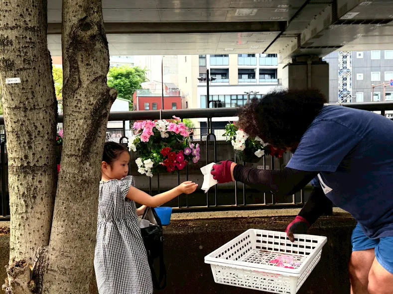 ハンキングバスケット植え替えイベント 横浜元町の商店街 元町河岸通り会