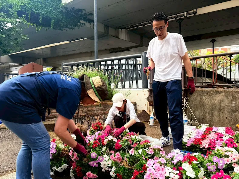 ハンキングバスケット植え替えイベント 横浜元町の商店街 元町河岸通り会