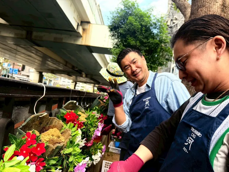 ハンキングバスケット植え替えイベント 横浜元町の商店街 元町河岸通り会