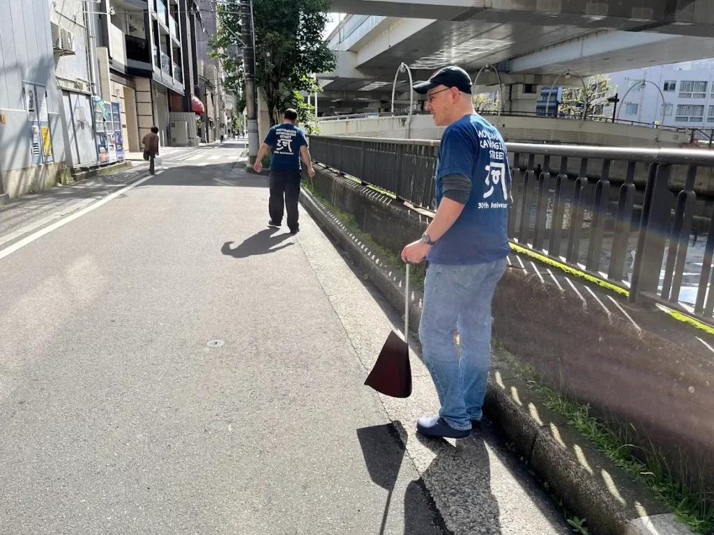 元町の水辺の顔河岸通り 河辺に咲く花々、歴史を刻む風景、日々の暮らしが交わる元町の水辺 横浜元町の商店街 元町河岸通り会