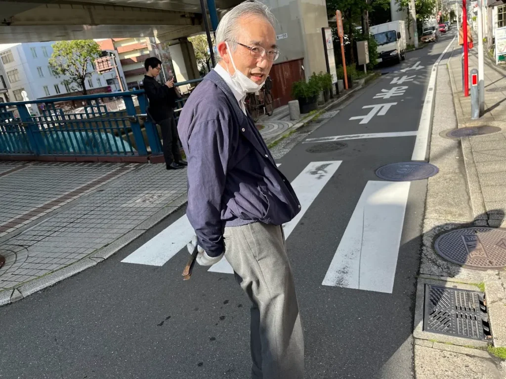 元町の水辺の顔河岸通り 河辺に咲く花々、歴史を刻む風景、日々の暮らしが交わる元町の水辺 横浜元町の商店街 元町河岸通り会