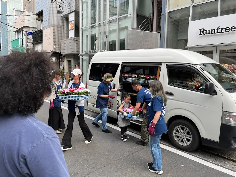 ハンキングバスケット植え替えイベント 横浜元町の商店街 元町河岸通り会
