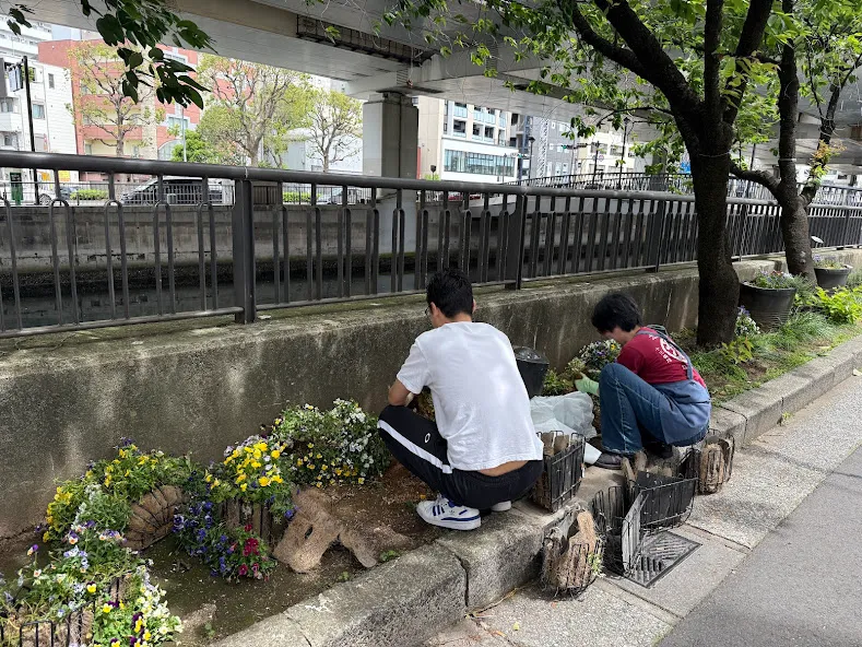 ハンキングバスケット植え替えイベント 横浜元町の商店街 元町河岸通り会