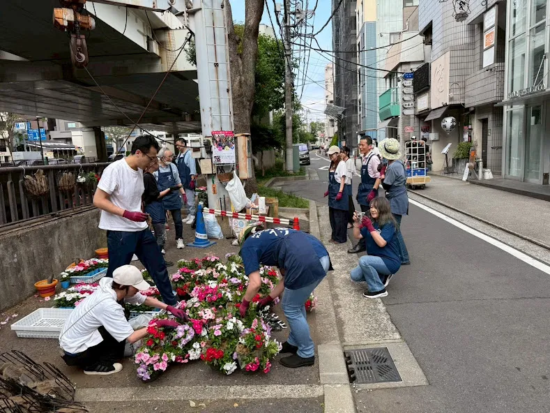 ハンキングバスケット植え替えイベント 横浜元町の商店街 元町河岸通り会